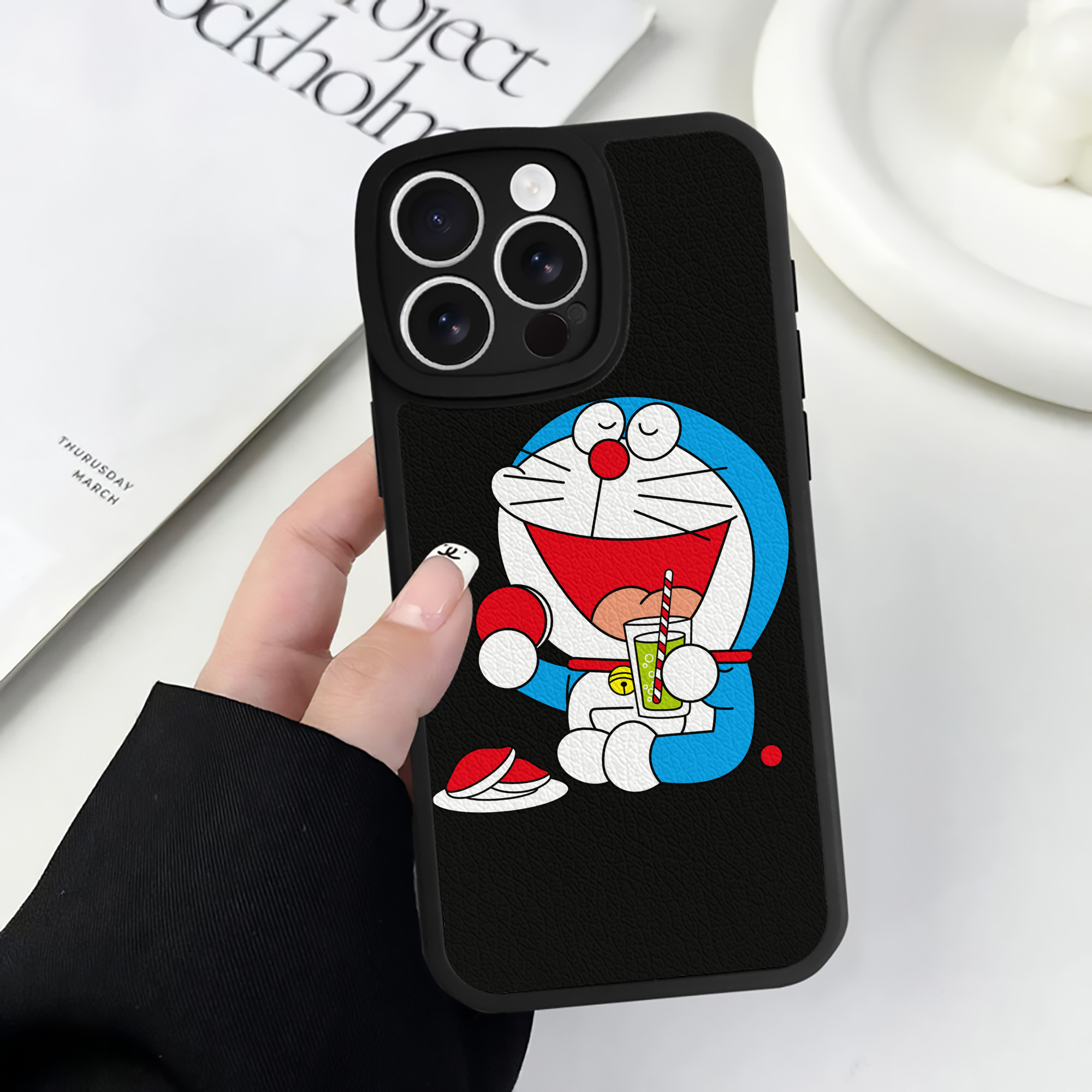 （画像用） ドラえもん Doraemon 【iPhone 16シリーズ対応】シリコンスマホケース（レザー調） 材質：シリコン